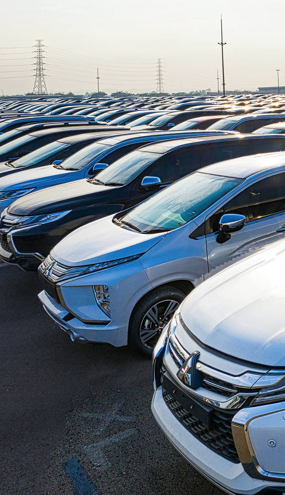 Parc automobile – rangées de véhicules au lever du soleil